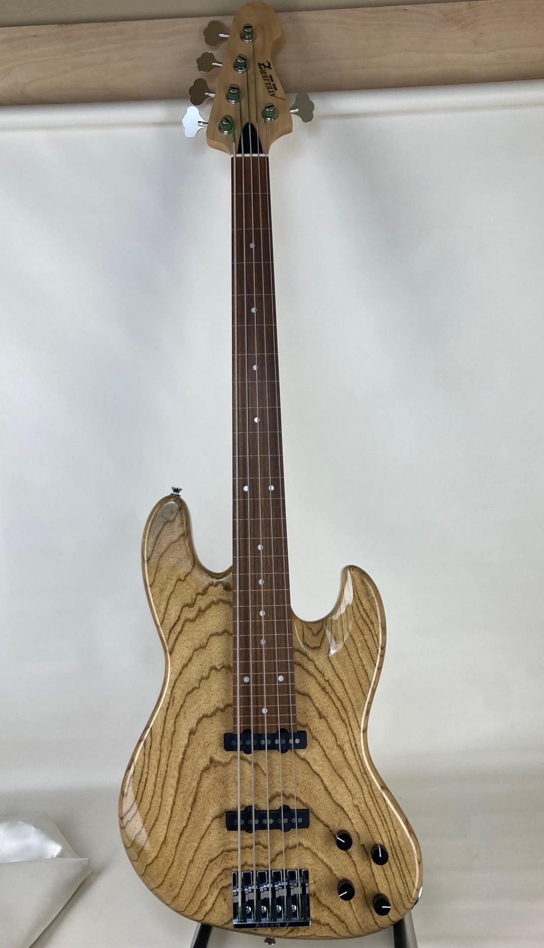 Atelier 5 String Fretless Z Bass - Natural Swamp Ash