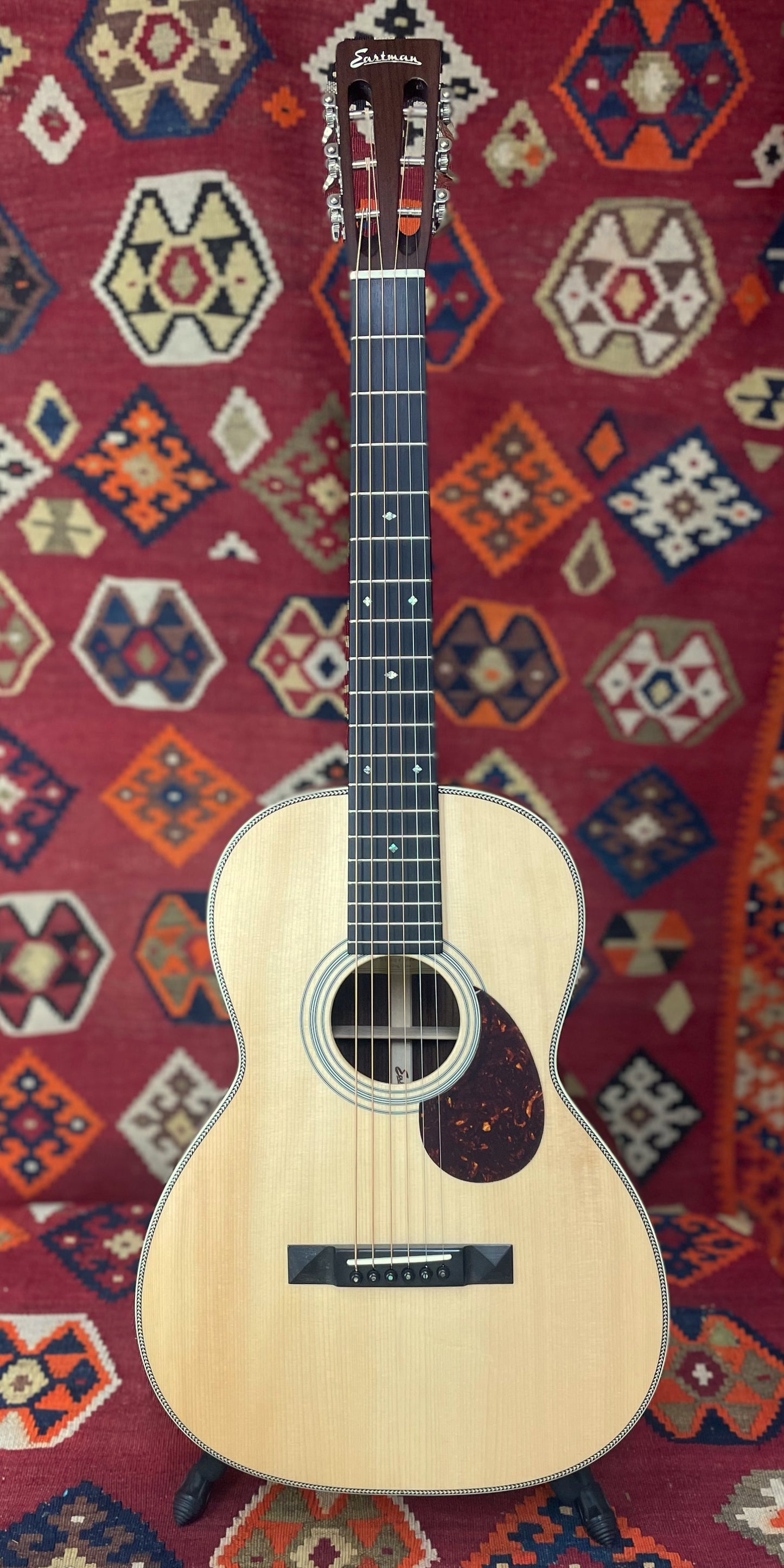 Eastman E20OO - Natural