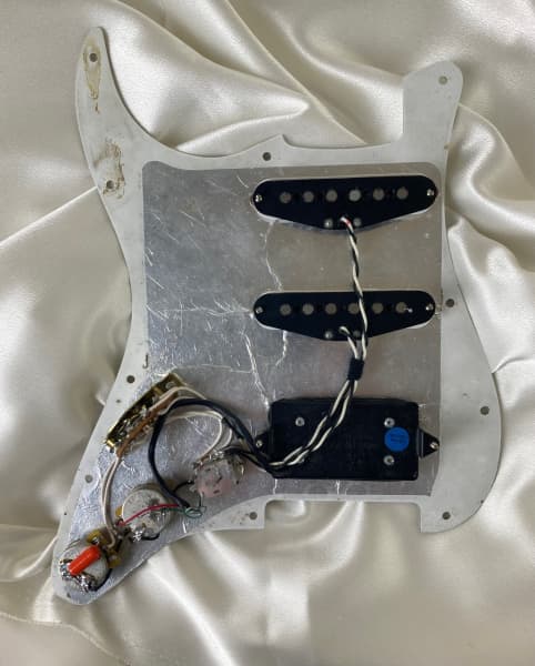 DiMarzio Pickup in Strat Pickguard - Pearloid