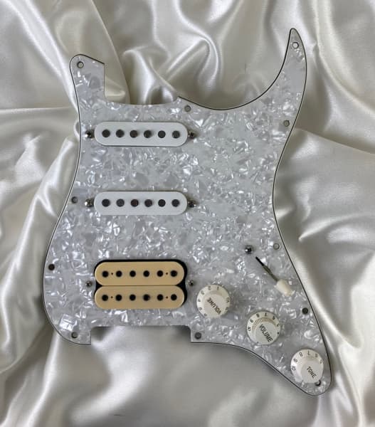 DiMarzio Pickup in Strat Pickguard - Pearloid